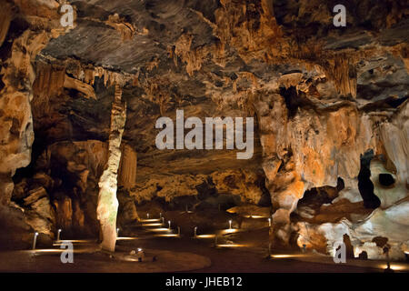 Stalaktiten und Stalagmiten in Van Zyl Halle im Inneren der Cango Caves, Oudtshoorn, Western Cape, South Africa Stockfoto