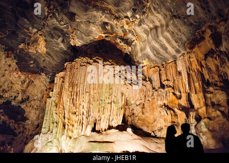 Stalaktiten und Stalagmiten in der Cango Caves, Oudtshoorn, Western Cape, Südafrika Stockfoto