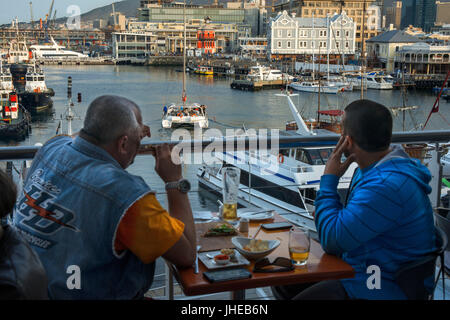 Restaurants in Victoria Wharf Shopping Centre, Victoria & Albert Waterfront, Kapstadt, Westkap, Südafrika Stockfoto