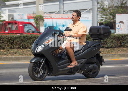 CHIANG MAI, THAILAND-16. Februar 2017: Private Honda Forza Motorrad. Mitte Größe Roller von Honda. Auf der Straße no.1001 8 km von Chiang Mai sind Stockfoto