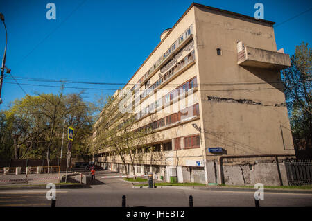 RUSSLAND, MOSKAU - 5. MAI 2017. Narkomfin Gebäude. Außenansicht. Berühmte konstruktivistische Architektur Gebäude im zentralen Bezirk von Moskau. Stockfoto