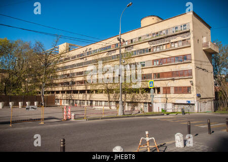 RUSSLAND, MOSKAU - 5. MAI 2017. Narkomfin Gebäude. Außenansicht. Berühmte konstruktivistische Architektur Gebäude im zentralen Bezirk von Moskau. Stockfoto