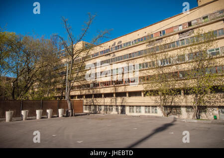 RUSSLAND, MOSKAU - 5. MAI 2017. Narkomfin Gebäude. Außenansicht. Berühmte konstruktivistische Architektur Gebäude im zentralen Bezirk von Moskau. Stockfoto