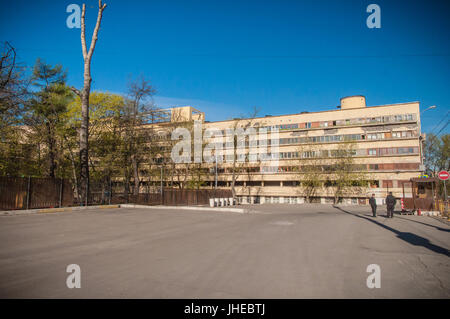 RUSSLAND, MOSKAU - 5. MAI 2017. Narkomfin Gebäude. Außenansicht. Berühmte konstruktivistische Architektur Gebäude im zentralen Bezirk von Moskau. Stockfoto