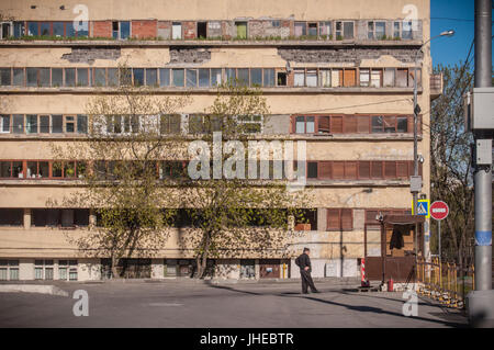 RUSSLAND, MOSKAU - 5. MAI 2017. Narkomfin Gebäude. Außenansicht. Berühmte konstruktivistische Architektur Gebäude im zentralen Bezirk von Moskau. Stockfoto