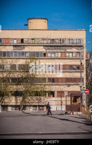 RUSSLAND, MOSKAU - 5. MAI 2017. Narkomfin Gebäude. Außenansicht. Berühmte konstruktivistische Architektur Gebäude im zentralen Bezirk von Moskau. Stockfoto