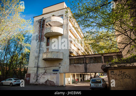 RUSSLAND, MOSKAU - 5. MAI 2017. Narkomfin Gebäude. Außenansicht. Berühmte konstruktivistische Architektur Gebäude im zentralen Bezirk von Moskau. Stockfoto