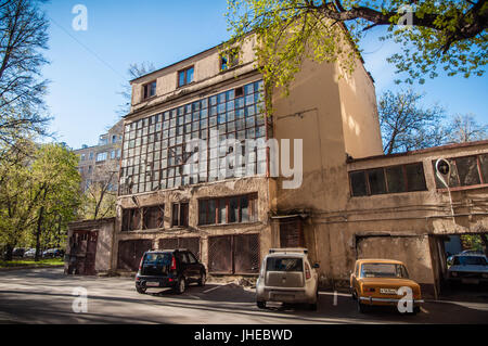 RUSSLAND, MOSKAU - 5. MAI 2017. Narkomfin Gebäude. Außenansicht. Berühmte konstruktivistische Architektur Gebäude im zentralen Bezirk von Moskau. Stockfoto