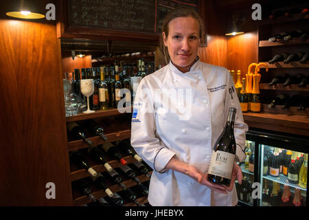 Jocelyn Myers-Adams Executive Chef im the Table Bay Hotel. Keller des Camissa Brasserie Restaurant, Victoria and Alfred Waterfront, Cape Town, West Stockfoto