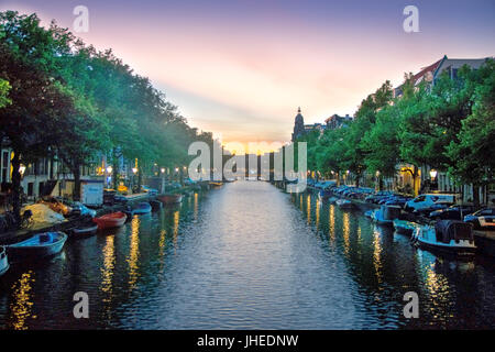 Kanäle von Amsterdam in der Nacht. Amsterdam ist die Hauptstadt und die bevölkerungsreichste Stadt der Niederlande Stockfoto