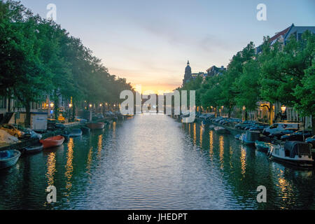 Kanäle von Amsterdam in der Nacht. Amsterdam ist die Hauptstadt und die bevölkerungsreichste Stadt der Niederlande Stockfoto