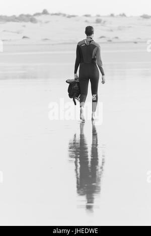 Essaouira, Marokko - ca. September 2015 - Kite-Surfer am Strand Stockfoto