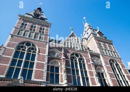 Blick auf das renovierte Nationalstaat-Museum auf dem Museumsplatz in Amsterdam, Niederlande Stockfoto