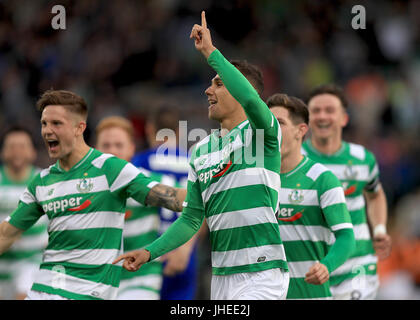 Shamrock Rovers Graham Burke (Mitte) feiert Tor seiner Mannschaft erste mit der Mannschaft in der UEFA Europa League zweite Qualifikationsrunde, Hinspiel Spiel im Tallaght Stadium Dublin. Stockfoto