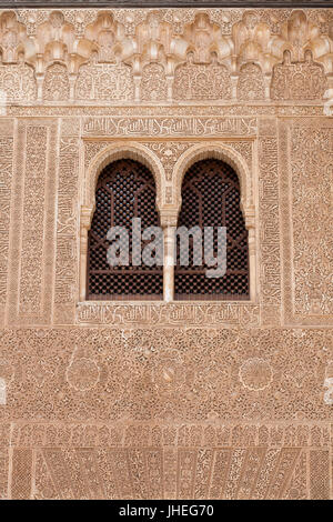 Arabesque Wanddekoration von Comares Palast (Palacio de Comares) im Bild von der Terrasse des Zimmers vergoldet (Patio del Cuarto Dorado) in der Anlage die Nasridenpaläste (Palacios Nazaríes) in der Alhambra in Granada, Andalusien, Spanien. Stockfoto