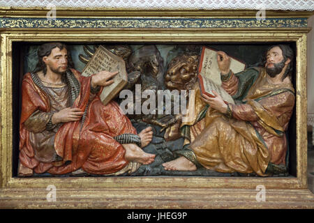 Johannes der Evangelist (R) und St. Markus der Evangelist (L). Polychrome Holzplatte in der Kirche Santa María De La Alhambra in der Palast-Komplex der Alhambra in Granada, Andalusien, Spanien. Stockfoto