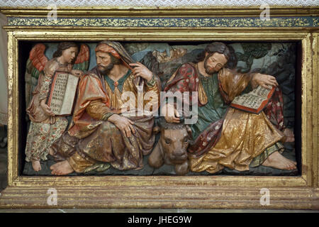 Der Heilige Matthäus die Evangelist (R) und Lukas der Evangelist(L). Polychrome Holzplatte in der Kirche Santa María De La Alhambra in der Palast-Komplex der Alhambra in Granada, Andalusien, Spanien. Stockfoto