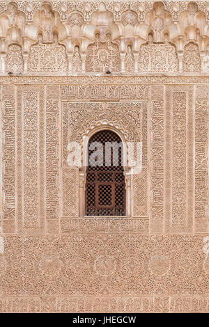 Arabesque Wanddekoration von Comares Palast (Palacio de Comares) im Bild von der Terrasse des Zimmers vergoldet (Patio del Cuarto Dorado) in der Anlage die Nasridenpaläste (Palacios Nazaríes) in der Alhambra in Granada, Andalusien, Spanien. Stockfoto