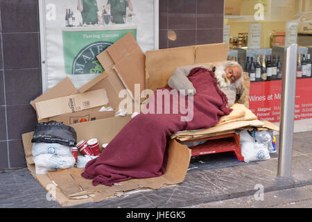 Santa Claus betteln Obdachlose schlafen Om Karton arbeitslos walk Mann betteln auf der Straße Leith edinburgh Stockfoto