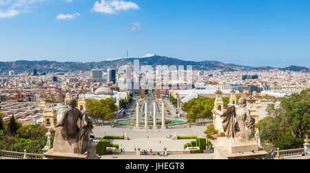 Barcelona-Catalunya Spanien Barcelona Skyline Barcelona-Stadt mit den magischen Brunnen von Mont Juic Font Magica de Montjuic Spanien Eu Europa Katalonien Stockfoto