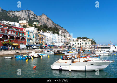 Boote vor Anker in Marina Grande auf der Insel Capri im Golf von Neapel, Italien. Stockfoto