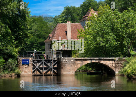 Fluviale Tourismus auf den Fluss Lot zwischen Saint-Cirq Lapopie und Bouzies, dem Lot, Frankreich. Stockfoto