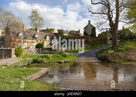 Cotswold Dorf des oberen Schlachtung und Fluss Auge, Upper Slaughter, Cotswolds, Gloucestershire, England, Vereinigtes Königreich, Europa Stockfoto