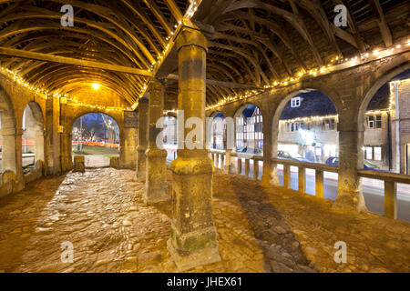 Innere des Chipping Campden Markthalle in der Nacht, die 1627 erbaute, Chipping Campden, Cotswolds, Gloucestershire, England, Vereinigtes Königreich, Europa Stockfoto