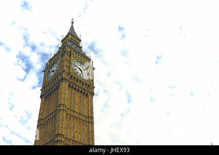 Big Ben, gilt als eines der berühmtesten Bauwerke Londons, hebt sich von den bewölkten Himmel gegen Abend Ansätze in London, England, UK Stockfoto