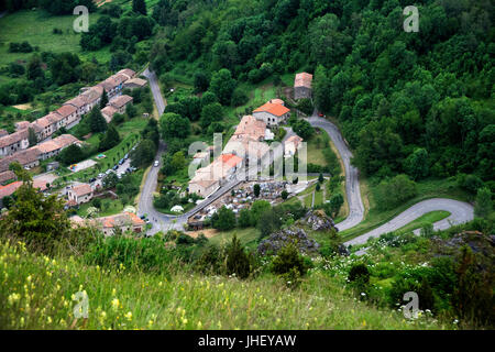 Genähte Panorama von Montségur Dorf, Ariege Pyrenäen, Frankreich. Stockfoto