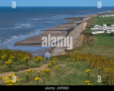 Küstenweg auf dem Hügel Beeston Cromer in der Ferne North Norfolk Stockfoto