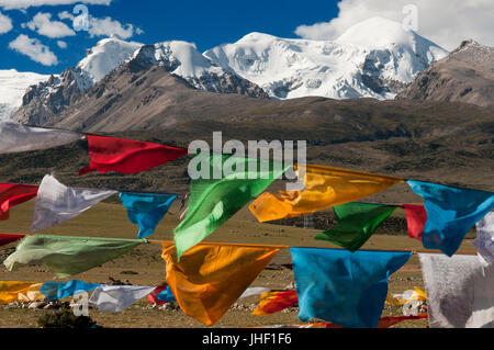 Gebet Fahnen am Fuße des Mount Nyenchen Tanglha 7111 Meter hoch, Nam Tso, Tibet, China. Mount Nyenchen Tanglha befindet sich im westlichen Teil des Stockfoto