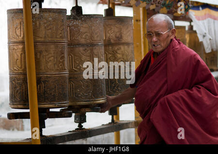 Mönche beten mit Gebetsmühlen im Kloster Tashilumpo in Shigatse, Tibet, China. Stockfoto