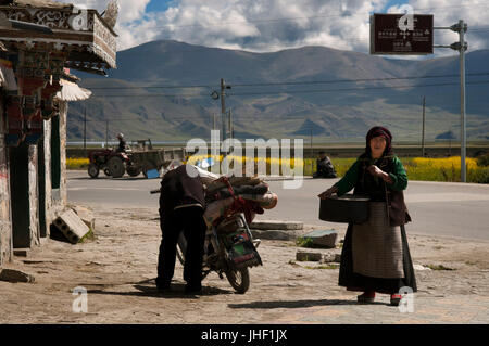Familie in der Tür von einem Restaurant, Nangartse, Tibet, China. Vor der Ankunft am See Yamdork machen Sie einen Stopp auf dem Weg in Nangartse zu essen und ta Stockfoto