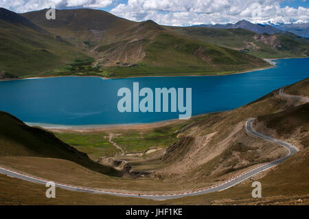 Yamdrok Lake von den Kamba La Pass gesehen. Tibets Heiligen Yamdrok Tso See (Yamzho Yumco auf Tibetisch), Shannan Präfektur, Tibet, China. Stockfoto