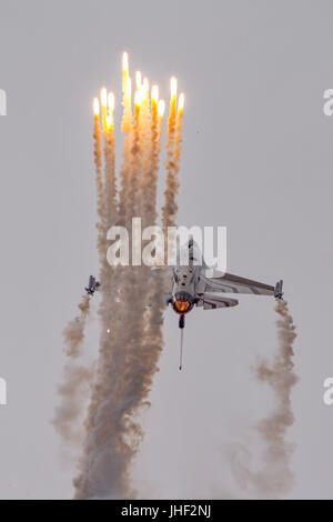 Belgische Luftwaffe F-16 invertiert und brennen Fackeln an yeovilton Air Tag, UK am 8. Juli 2017. Stockfoto