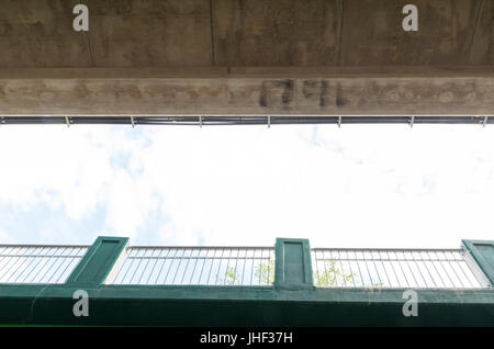 Unterseite der Mopac Mobility Bridge und des Mopac Expressway über die Barton Creek Greenbelt Schlucht in Austin, Texas, USA. Stockfoto