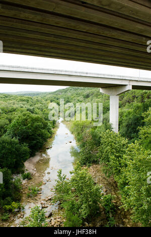 Eine Mopac Mobility Bridge, eine Wander- und Fahrradbrücke für Fußgänger und Fahrräder überspannt die Barton Creek Greenbelt Schlucht in Austin, Texas, USA. Stockfoto