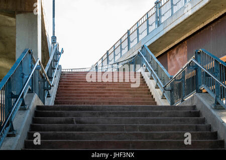 Treppen zur Pfluger Fußgängerbrücke über den Lady Bird Lake in Austin TX USA Stockfoto