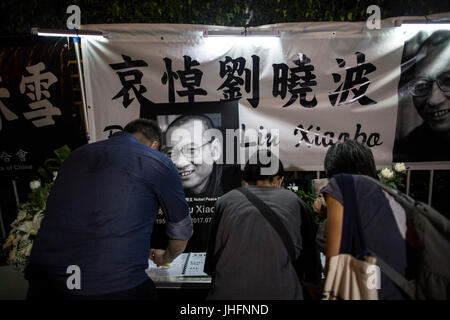 Hong Kong, Hong Kong. 13. Juli 2017. Menschen trauern um den Tod des chinesischen Friedensnobelpreisträger Liu Xiaobo außerhalb der chinesischen Verbindungsbüro in Sai Wan, Hong Kong. Liu Xiaobo starb an Krebs im Krankenhaus einen Monat nach der Haftentlassung übertragen wird. Bildnachweis: Chan Long Hei/Pacific Press/Alamy Live-Nachrichten Stockfoto