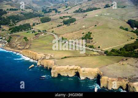Fliegen von Palo Alto nach Half Moon Bay, Kalifornien in einem kleinen privaten Flugzeug. Stockfoto