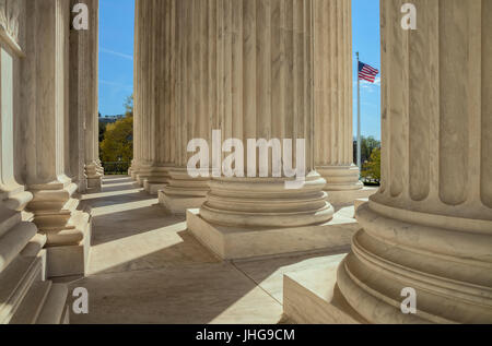 Die Spalten am vorderen Eingang des U.S. Supreme Court in Washington D.C., USA Stockfoto