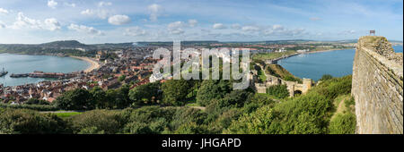 Panoramablick auf das Meer Stadt Scarborough, North Yorkshire, England. Blick von der Burg hoch über der Stadt. Stockfoto