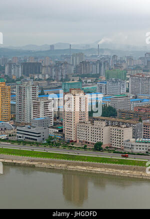 Blick vom Hotel Yanggakdo North West in Richtung Stadtzentrum, mit Othan-Kangan Straße neben Taedong im Vordergrund. Pyongyang, Nordkorea/North Kore Stockfoto