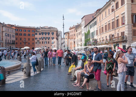 2017 - Touristen an einem sonnigen Tag neben dem Brunnen auf der Piazza Navona in Rom Stockfoto