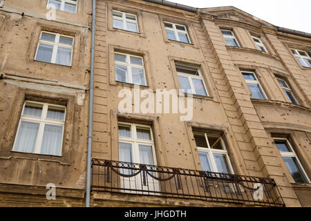 Gebäude-Fassade mit Einschusslöchern eines vergangenen Krieges in Berlin Stockfoto