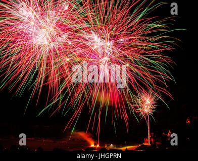 Langzeitbelichtung von bunten Feuerwerk gegen einen schwarzen Himmel - Nationalfeiertag Stockfoto