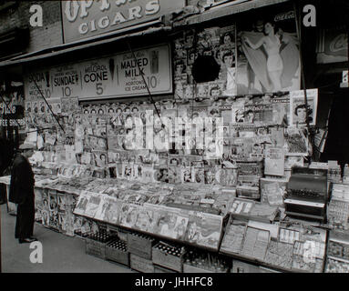 Kiosk, 32nd Street und Third Avenue, Manhattan (NYPL b13668355-482798) Stockfoto