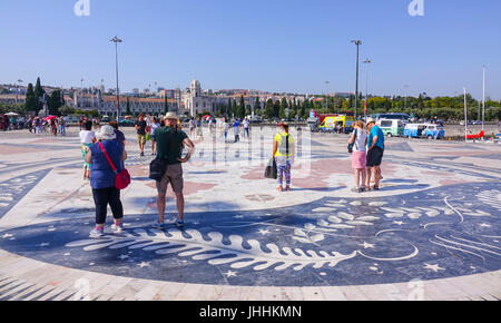 Das Quadrat mit der berühmten Windrose auf das Denkmal der Entdeckungen in Belém - Lissabon, PORTUGAL 2017 Stockfoto