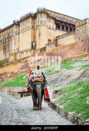 JAIPUR, INDIEN - 28. JULI 2015. Ein Mahout und seinen Elefanten in der Nähe von Amber Fort, herrliche befestigten Palast. Diese Maharadscha-Residenz wurde in 2013 Une Stockfoto